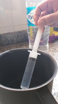 2 - puxe a água ainda quente pra seringa.jpg