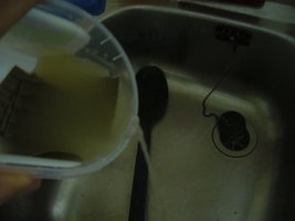 jogando agua fora.JPG