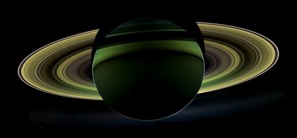 Saturno_contra_luz_WAC_ISS_Cassini_171012.jpg