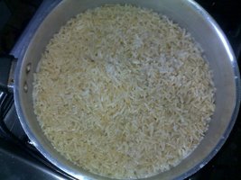 Encharcando o arroz com a propria água que ferveu por 5m..jpg