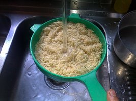 Lavando o arroz com agua corrente.jpg