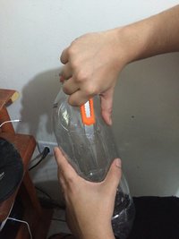 1a - cortar a pet em dois na parte superior antes de ficar mais afunilado.JPG