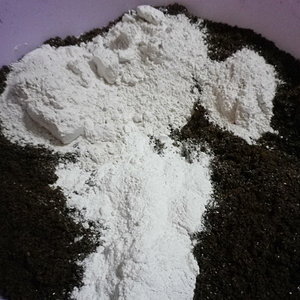 Peat Moss/Vermiculita (50/50) + 15% Pó de concha (carbonato de cálcio) + 8% Cal hidratada (hidróxido de cálcio)