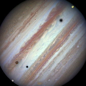 Júpiter em conjunção com três de suas quatro luas
