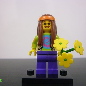 ajaysbrickblog.com_wp_content_uploads_2012_05_lego_minifigures_series_7_hippie_2_1024x768.jpg