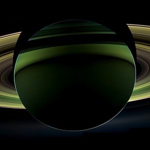 Saturno_contra_luz_WAC_ISS_Cassini_171012.jpg
