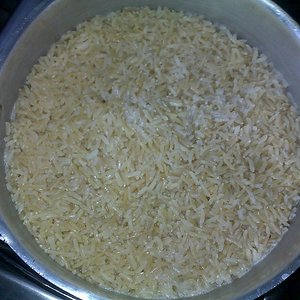 Encharcando o arroz com a propria água que ferveu por 5m..jpg