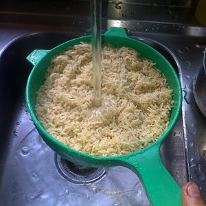 Lavando o arroz com agua corrente.jpg