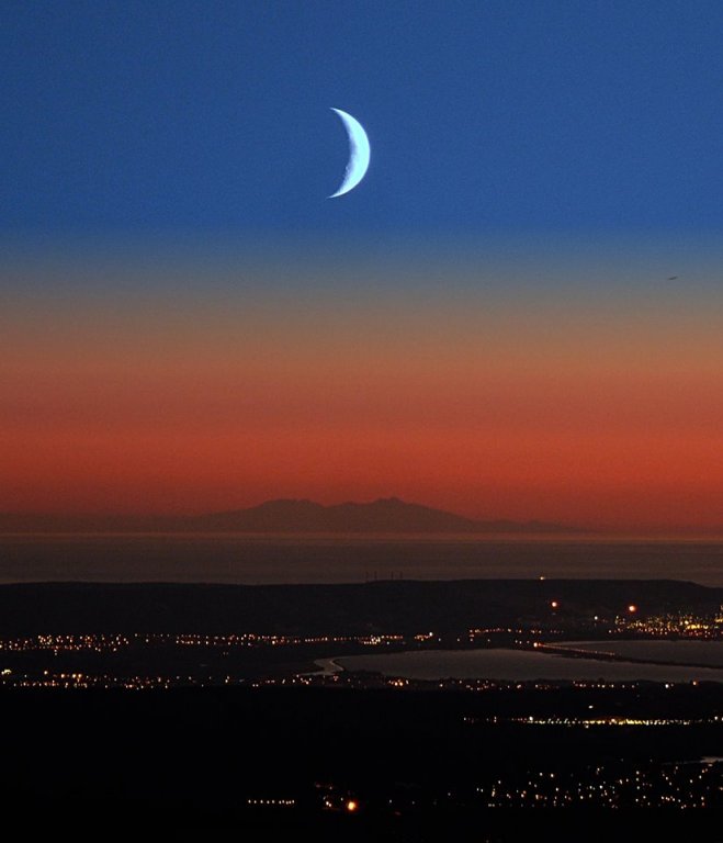 A Lua Crescente e o monte Canigou.jpg
