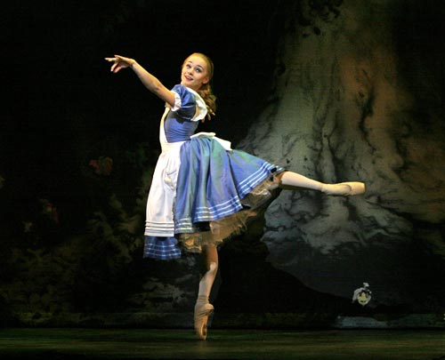 awww.ballet.co.uk_images_enb_dc_alice_in_wonderland_maria_kochetkova_pointe_look_500.jpg