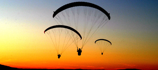 awww.hoteldatamar.com_wp_content_uploads_2009_06_parapente_soir.jpg