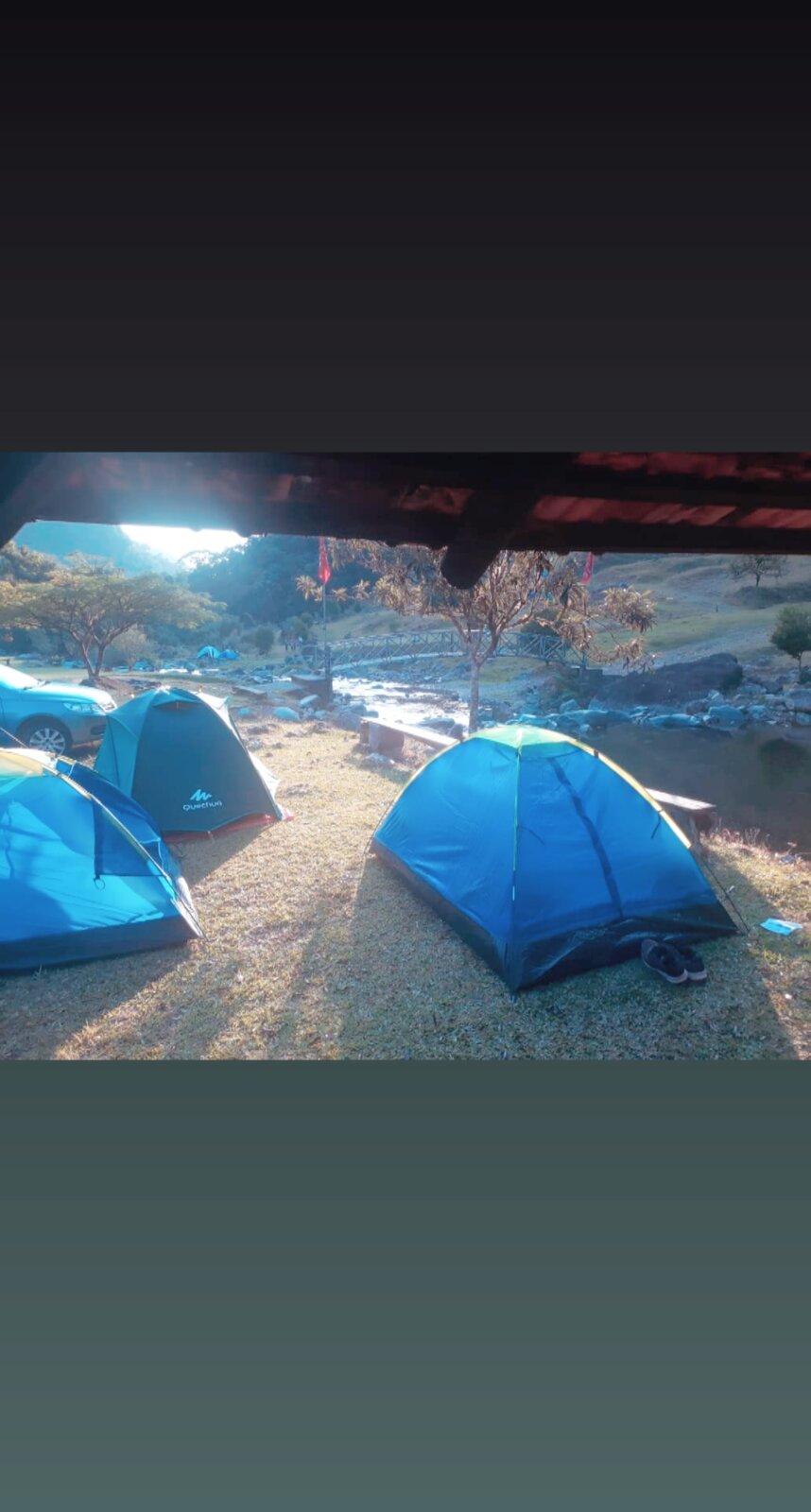Camping no lado do rio