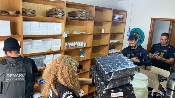 Escritório de advocacia, que funcionava em sala alugada e pertencia ao pai do suspeito, servia de estoque do negócio — Foto: Divulgação/Polícia Civil de Goiás Escritório de advocacia, que funcionava em sala alugada e pertencia ao pai do suspeito, servia de estoque do negócio — Foto: Divulgação/Polícia Civil de Goiás